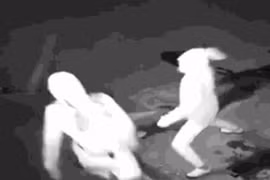 Video: Rủ nhau đi ăn trộm, thanh niên bị đồng bọn ném gạch trúng đầu