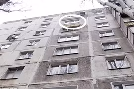 Bé trai 21 tháng tuổi bị người đàn ông nhảy từ tầng 8 xuống đè chết