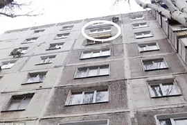 Bé trai 21 tháng tuổi bị người đàn ông nhảy từ tầng 8 xuống đè chết