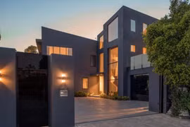 Danh mục đầu tư bất động sản đồ sộ của nữ ca sĩ Rihanna