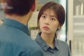 Mãi mới về thăm con đầy tháng, chồng tặng quà mà vợ ngã ngửa