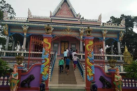 Ngôi chùa được ốp chén, dĩa độc đáo có một không hai ở Sóc Trăng