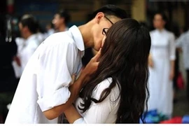 Giật mình khi con gái hỏi bạn trai con sờ "chỗ ấy" có thai được không?