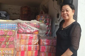 Vợ chồng "xe chỉ luồn kim" kiếm 200 triệu/năm từ đệm bông