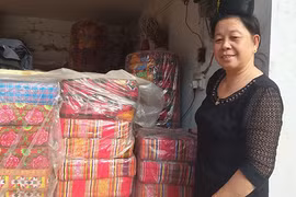 Vợ chồng "xe chỉ luồn kim" kiếm 200 triệu/năm từ đệm bông