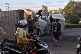 Video: Phá cửa giải cứu tài xế container lật ngang giữa đường