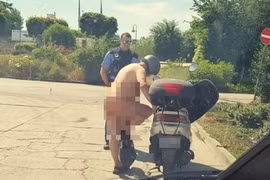 Người đàn ông thản niên nude khi lái xe giữa trời nắng nóng