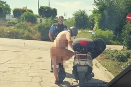 Người đàn ông thản niên nude khi lái xe giữa trời nắng nóng