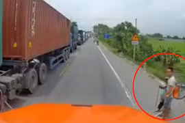 Video: Tài xế xe container hành xử đẹp với bà cụ bên đường