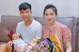 Con gái Phan Văn Đức thay đổi thế nào sau 8 tháng chào đời?