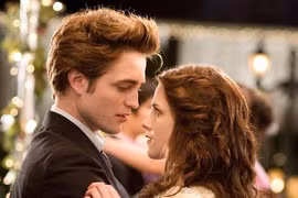 Đạo diễn kể về buổi thử vai trên giường của cặp sao "Chạng vạng"