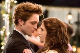 Đạo diễn kể về buổi thử vai trên giường của cặp sao "Chạng vạng"