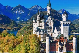 Video: Chiêm ngưỡng lâu đài huyền thoại cheo leo bên vách núi