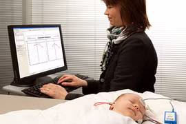 Dấu hiệu nhận biết sớm nhất trẻ bị điếc