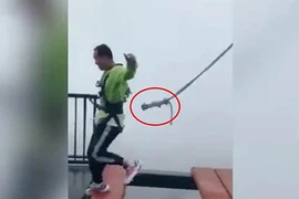 Video: Dây an toàn tuột khỏi người du khách trên cầu treo cao 300m