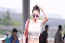 Áo crop top khoe vòng eo con kiến của các quý cô