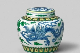 Mua chiếc bình 300.000 đồng về bỏ xó, bất ngờ 30 tỷ "rơi vào đầu"