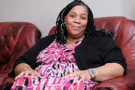 Uống thuốc điều trị ung thư, người phụ nữ da đen biến thành da trắng