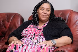 Uống thuốc điều trị ung thư, người phụ nữ da đen biến thành da trắng