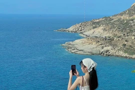 Vẻ đẹp say lòng của Ninh Thuận: Bãi đá "triệu năm" 