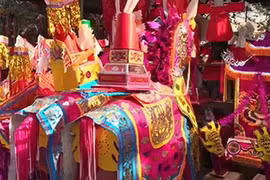 Video: Vàng mã, ngựa, xe... cháy đỏ lò: Dân tiếu tốn đống tiền đi lễ