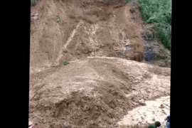 Video: Xe múc bị vùi lấp khi cứu nạn