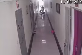 Hàng xóm tát "nổ đom đóm" 2 bé trai vì ồn ào giữa trưa