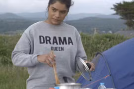 Ái nữ triệu phú Anh bật khóc khi trực tiếp trải nghiệm cuộc sống khó khăn