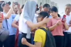 Video: Nam sinh Trung Quốc quỳ gối cảm ơn mẹ sau khi thi đại học