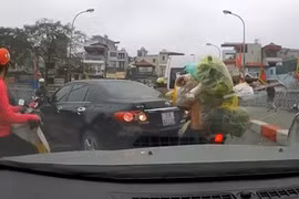 Video: Quay đầu ô tô trên cầu giữa giờ cao điểm, nữ tài xế còn mắng người xa xả