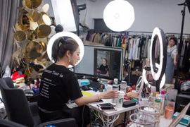 Tiếp viên hàng không, quản lý khách sạn bán đồ online hậu đại dịch