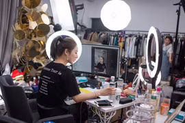 Tiếp viên hàng không, quản lý khách sạn bán đồ online hậu đại dịch