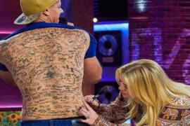 Người đàn ông Mỹ xăm hơn 200 chữ ký lên lưng