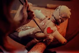 Chơi ngải bị ngải quật: Báo ứng nhân gian hay tưởng tượng của người đời?