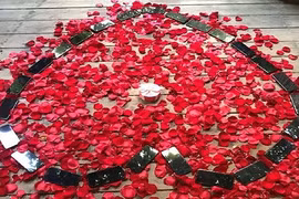 Chàng lập trình viên mua 25 chiếc iPhone X cầu hôn bạn gái