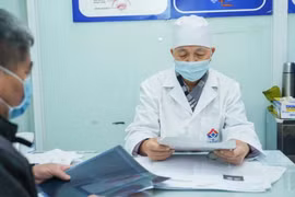 Nam sinh hoảng hốt vì "con giống" vón cục như hạt gạo