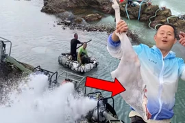 Video: Nhóm người ra đảo rồi thả một đùi cừu xuống hố nước, kết quả bất ngờ