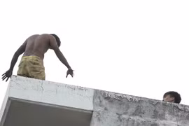 Video: Thanh niên ở TP.HCM có biểu hiện ngáo đá, leo nhà cố thủ nửa ngày