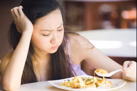 4 dấu hiệu ung thư sớm trong khi ăn