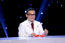 Mẹ tâm thần mang 2 túi tiền xu đến cám ơn bác sĩ đã cứu con mình