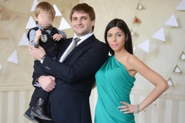 Bà mẹ nổi tiếng về dạy con bị bắt quả tang ngược đãi con mình