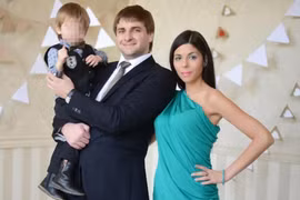 Bà mẹ nổi tiếng về dạy con bị bắt quả tang ngược đãi con mình