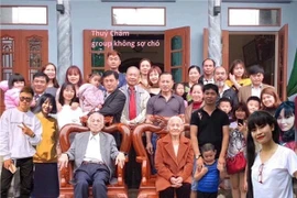 Cắt ghép ảnh đại gia đình: Nhiệt tình thôi chưa đủ