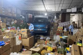 Hàng nghìn chiếc chân gà không rõ nguồn gốc bị tạm giữ