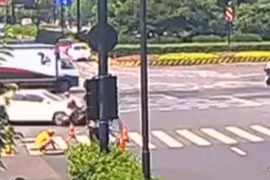 Video: Người phụ nữ bị ô tô tông văng xuống đường, lao tiếp xuống cống