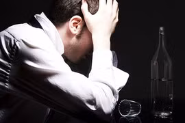 Vì một câu nói, con dâu bỏ mặc mẹ chồng lúc ốm đau