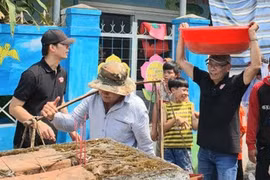 MC Lại Văn Sâm tuổi 64: Đội chậu muối giúp bà con vùng quê nghèo