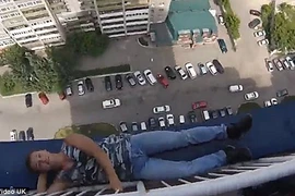 Trèo lên mép tầng 23 “diễn xiếc” để chụp ảnh cho đẹp