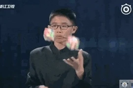 Video: Cậu bé lập kỷ lục vừa tung hứng vừa giải 3 khối rubik