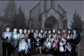 Bức ảnh như dọa ma của nhóm cô chú U40 giữa sương mù Sapa